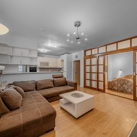 Huge Apartment Next To Train Station Close To The City Center Bratysława Zewnętrze zdjęcie