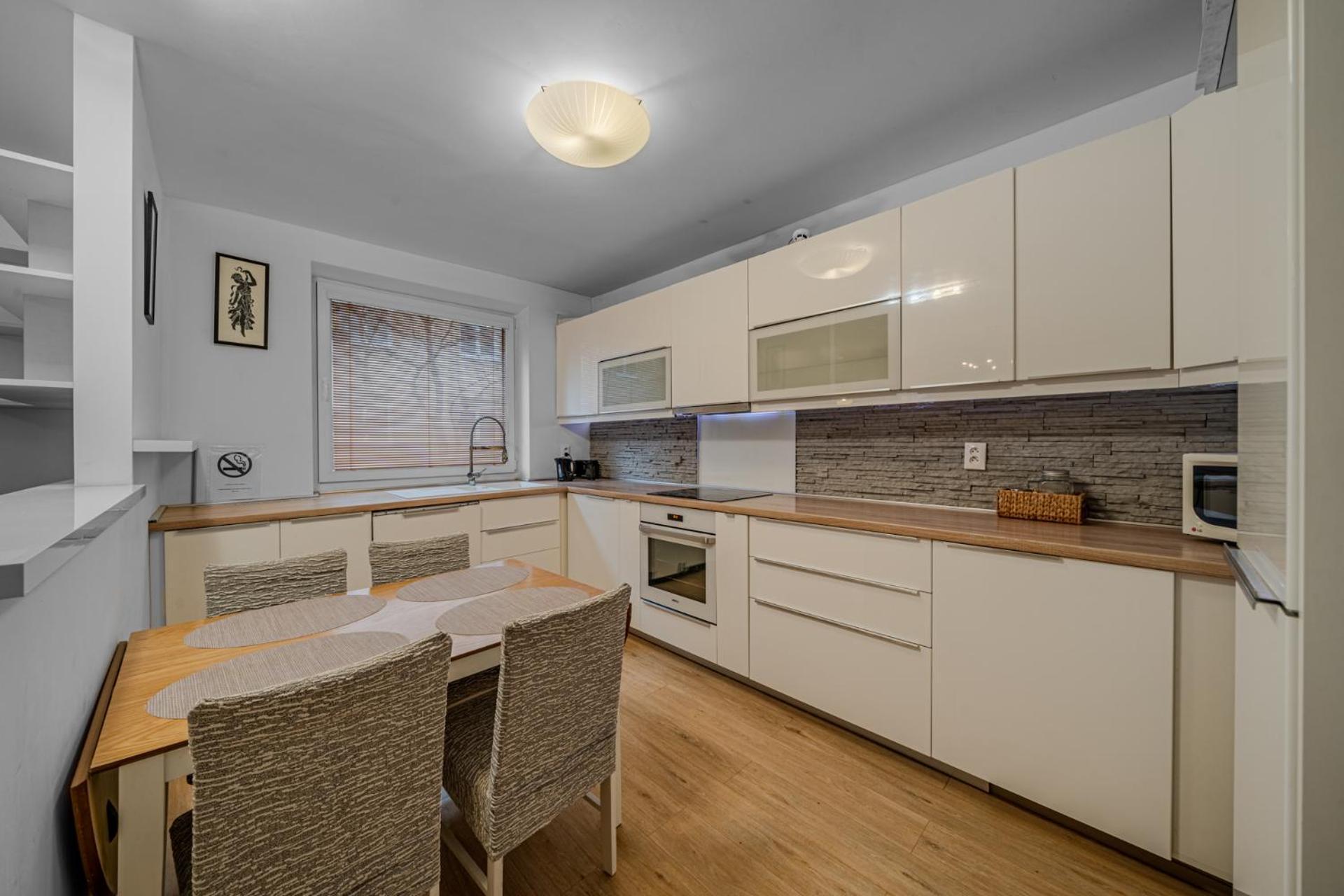 Huge Apartment Next To Train Station Close To The City Center Bratysława Zewnętrze zdjęcie